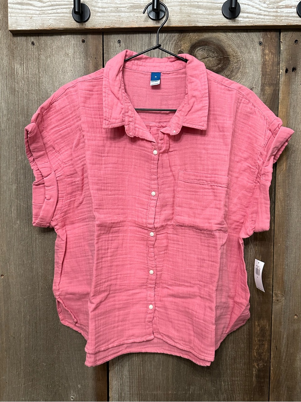 Old Navy Short Sleeve Button Up Crinkle Gauze Shirt in Dried Rose Pink Medium